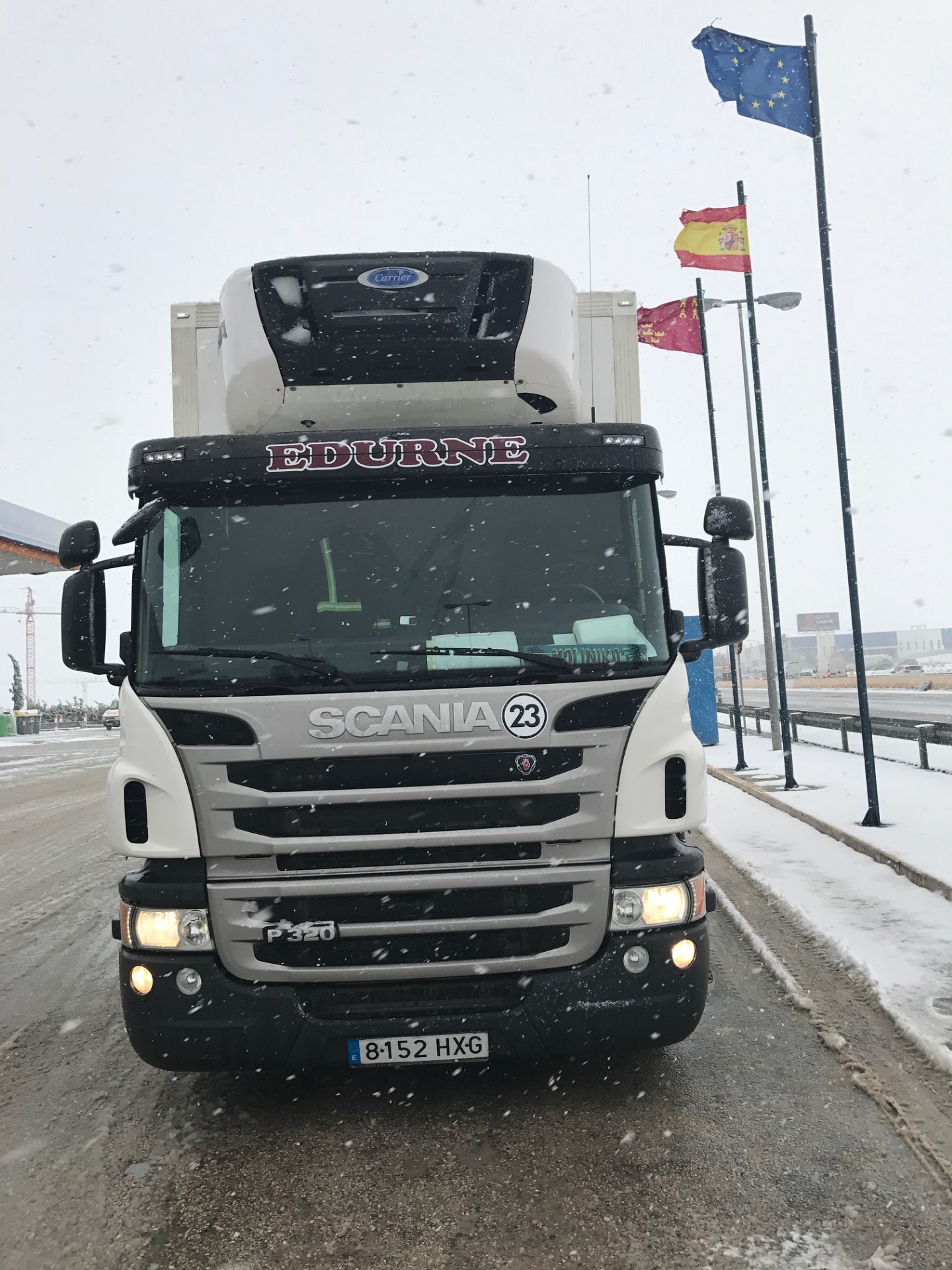 Camión Scania blanco del Grupo Fuentes Logístico